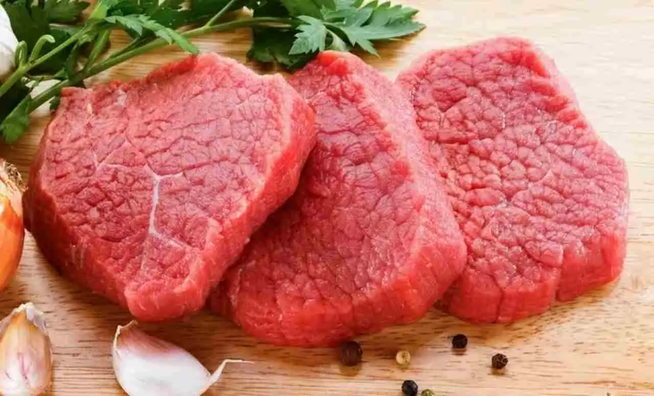 Mangiare carne del giorno prima: attenzione a cosa succede Mangiare carne del giorno prima: attenzione a cosa succede