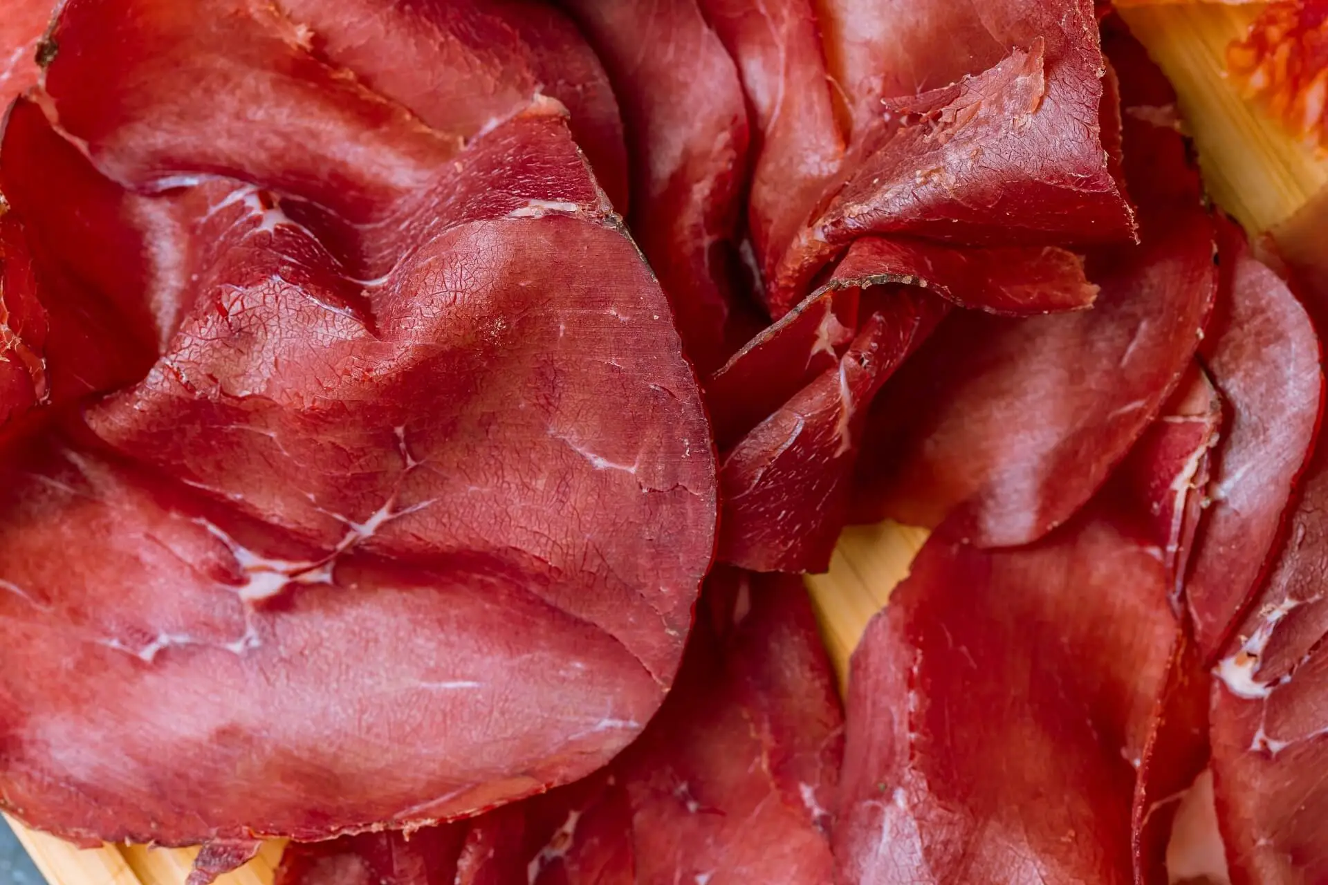 Da dove proviene la bresaola? La risposta lascia senza parole Da dove proviene la bresaola? La risposta lascia senza parole