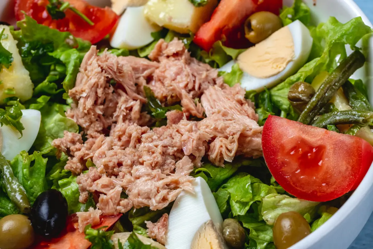 Attenzione a cosa metti nell’insalata: questo ingrediente gonfia la pancia Attenzione a cosa metti nell’insalata: questo ingrediente gonfia la pancia
