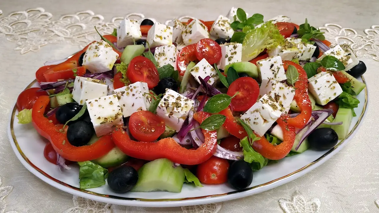 Come scegliere l’insalata giusta per digerire meglio Come scegliere l’insalata giusta per digerire meglio