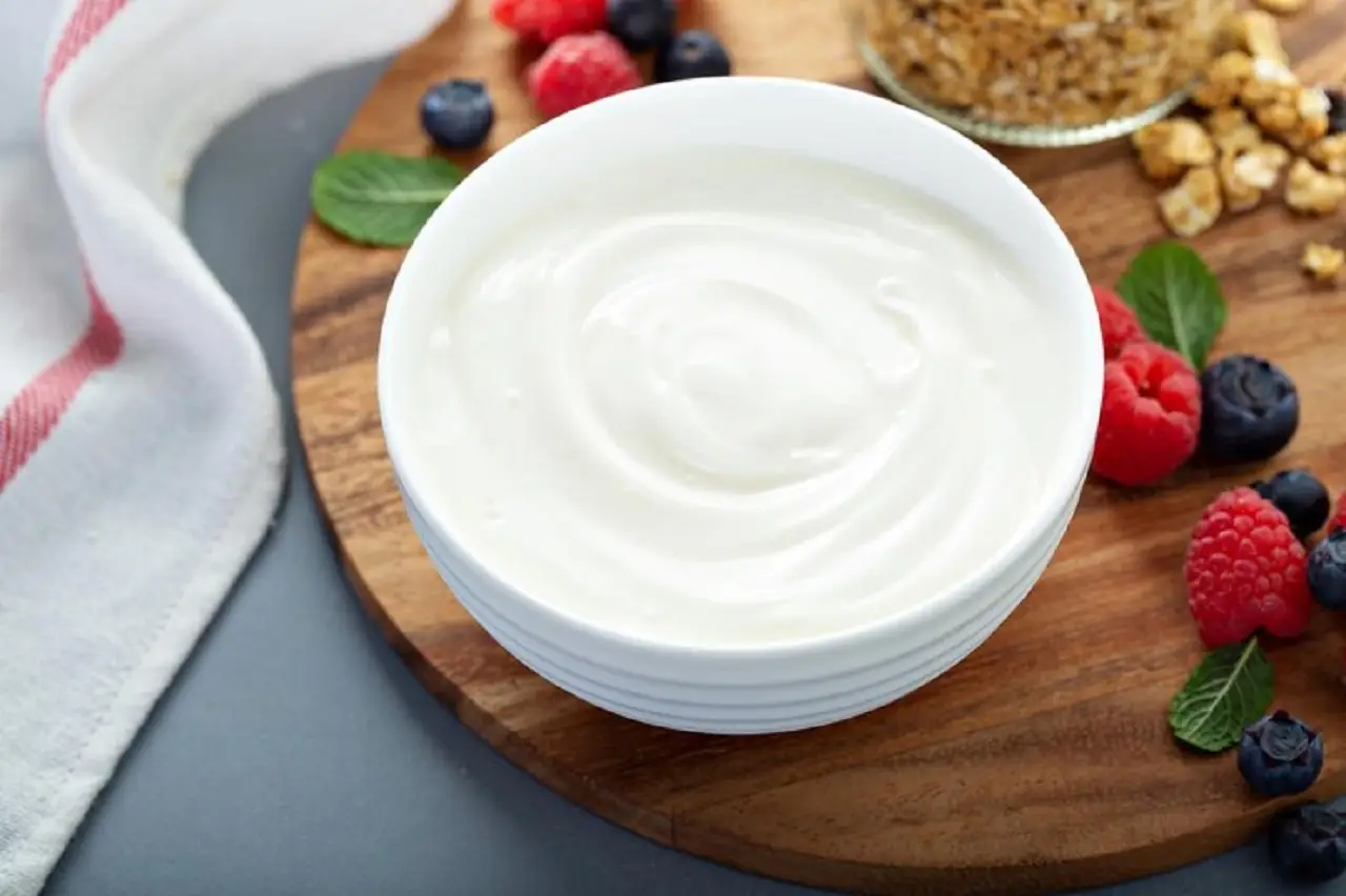 Yogurt a colazione: fa bene o gonfia la pancia? Ecco cosa dice un nutrizionista Yogurt a colazione: fa bene o gonfia la pancia? Ecco cosa dice un nutrizionista