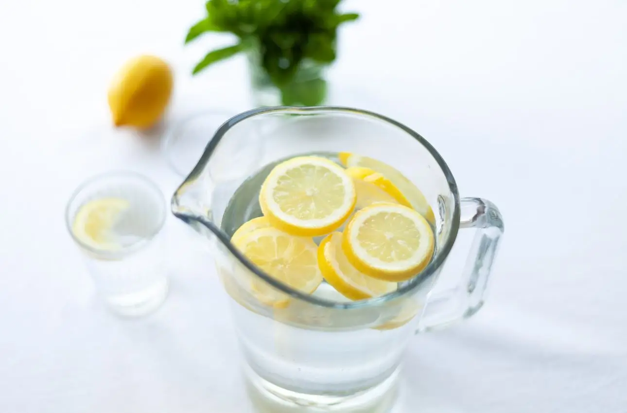 Acqua e limone al mattino: vero rimedio sgonfia-pancia o solo una moda? Acqua e limone al mattino: vero rimedio sgonfia-pancia o solo una moda?