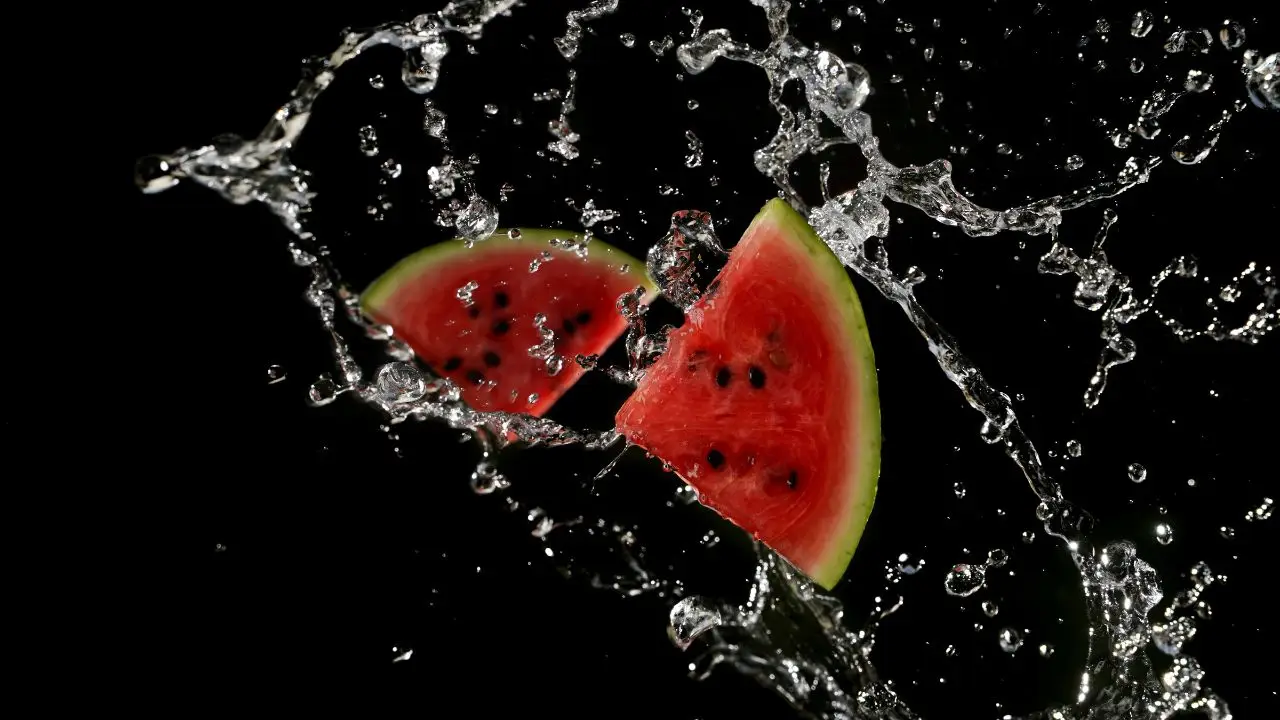 Insalata di anguria e feta: il segreto degli chef per affrontare l’afa senza sentirsi appesantiti Insalata di anguria e feta: il segreto degli chef per affrontare l’afa senza sentirsi appesantiti
