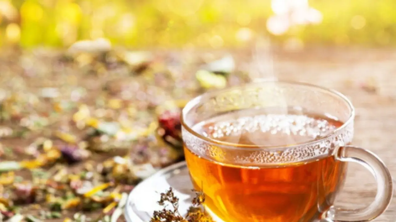 Bevi spesso tisane prima di dormire? Scopri a quali sintomi prestare attenzione Bevi spesso tisane prima di dormire? Scopri a quali sintomi prestare attenzione
