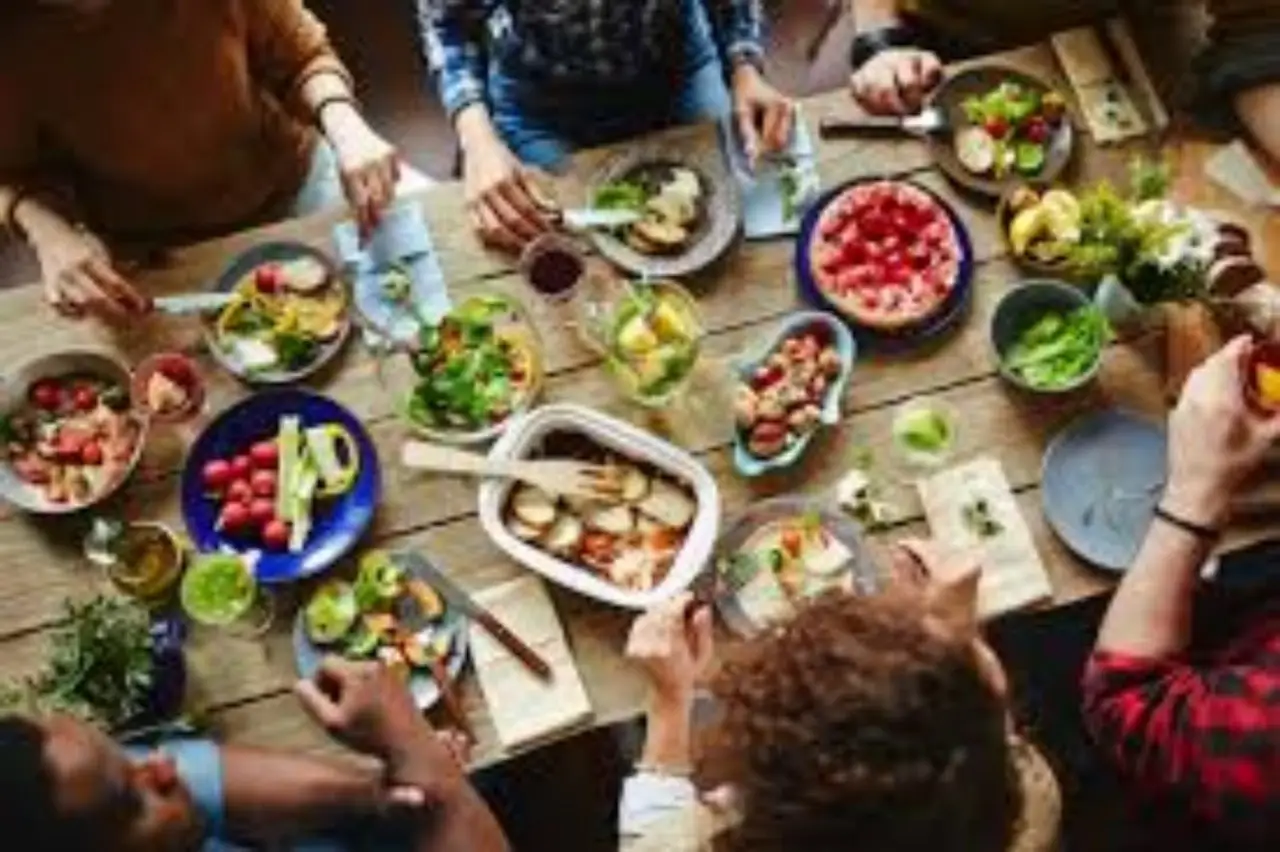 Evita errori a tavola: la combinazione di alimenti da non fare mai a cena Evita errori a tavola: la combinazione di alimenti da non fare mai a cena