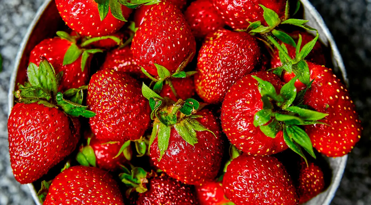 Sai davvero quanta acqua serve per lavare correttamente le fragole? Scoprilo ora Sai davvero quanta acqua serve per lavare correttamente le fragole? Scoprilo ora