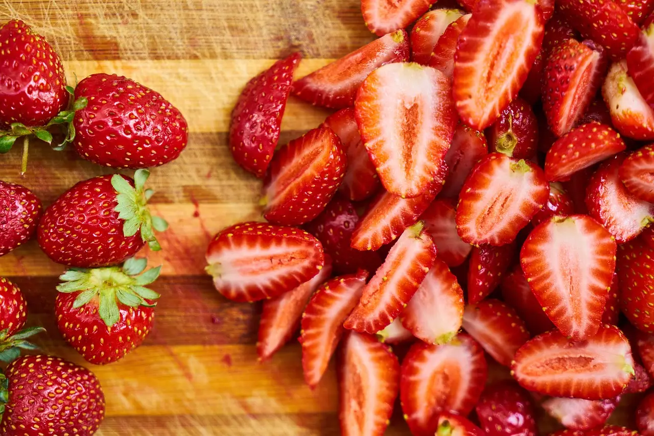 Sai davvero quanta acqua serve per lavare correttamente le fragole? Scoprilo ora Sai davvero quanta acqua serve per lavare correttamente le fragole? Scoprilo ora
