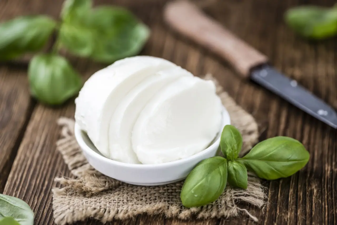 I 3 dettagli poco noti che distinguono una vera mozzarella fresca: li conosci tutti? I 3 dettagli poco noti che distinguono una vera mozzarella fresca: li conosci tutti?