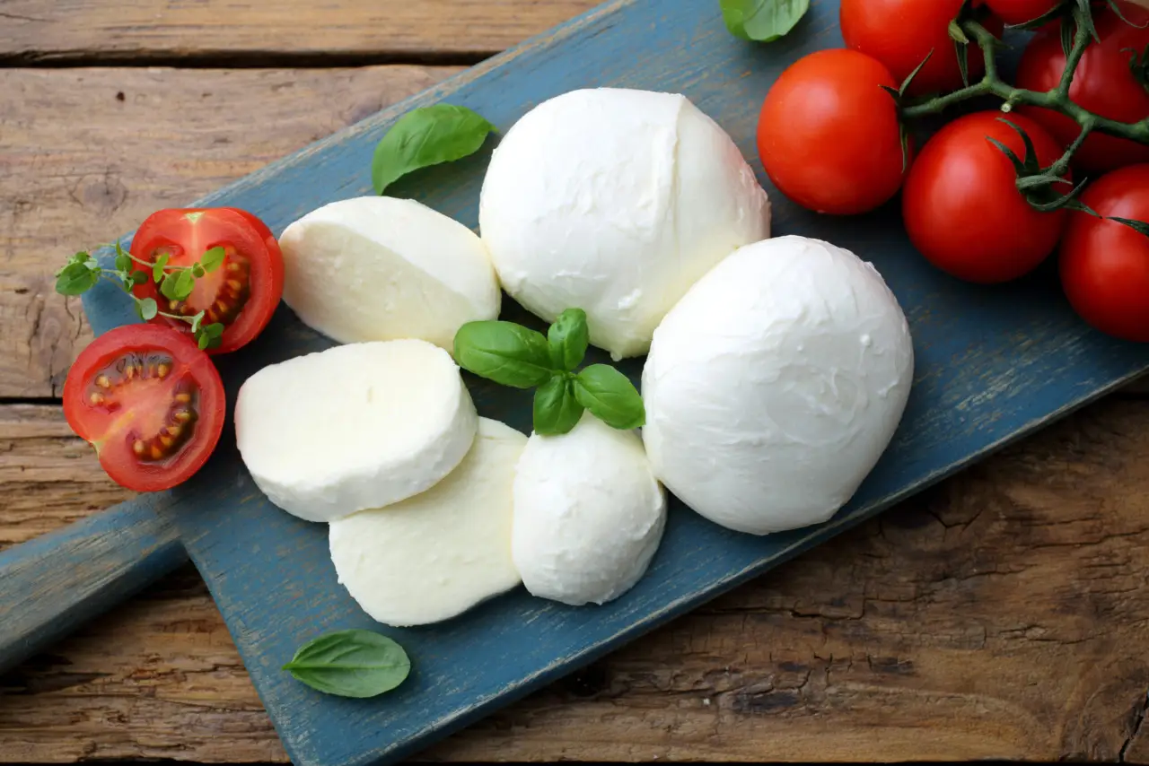 I 3 dettagli poco noti che distinguono una vera mozzarella fresca: li conosci tutti? I 3 dettagli poco noti che distinguono una vera mozzarella fresca: li conosci tutti?