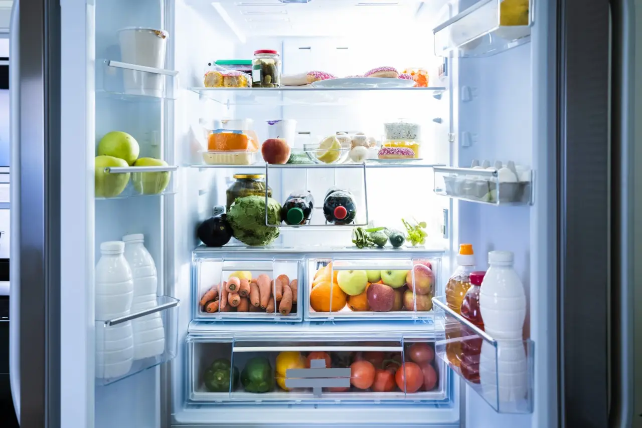 Così eviti che le uova assorbano odori forti nel frigo: il consiglio definitivo Così eviti che le uova assorbano odori forti nel frigo: il consiglio definitivo