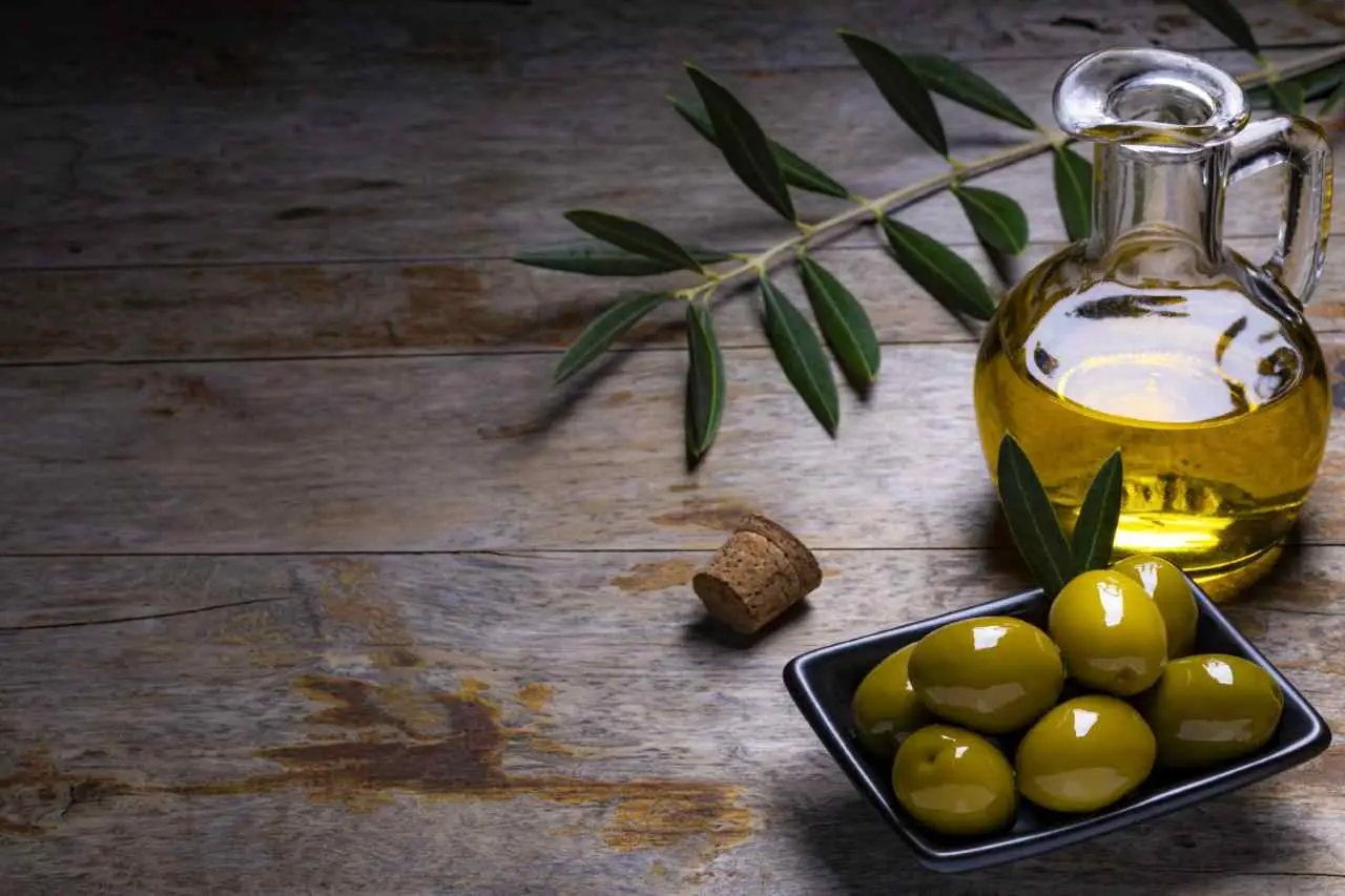 Un trucco poco noto per riconoscere olio extra vergine appena spremuto: sai quale? Un trucco poco noto per riconoscere olio extra vergine appena spremuto: sai quale?