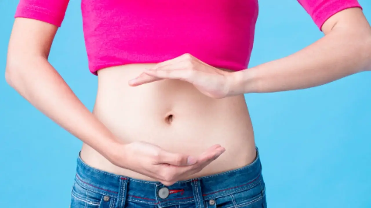 Scopri i cibi serali che aiutano a ridurre il gonfiore addominale al mattino