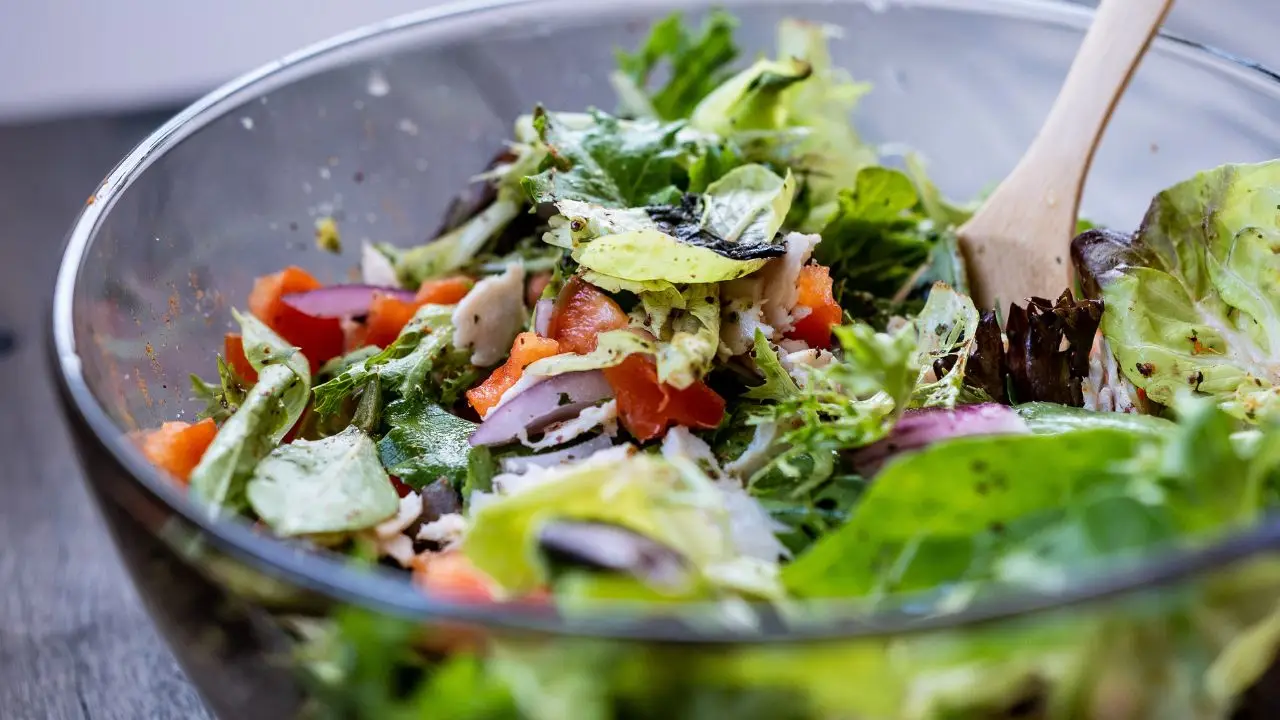 Insalata sì, ma attento a questo ingrediente che può gonfiare la pancia Insalata sì, ma attento a questo ingrediente che può gonfiare la pancia