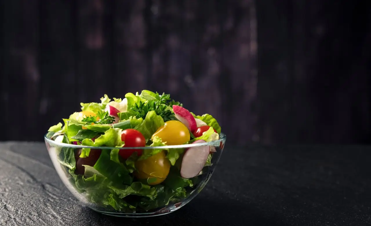 Insalata sì, ma attento a questo ingrediente che può gonfiare la pancia Insalata sì, ma attento a questo ingrediente che può gonfiare la pancia