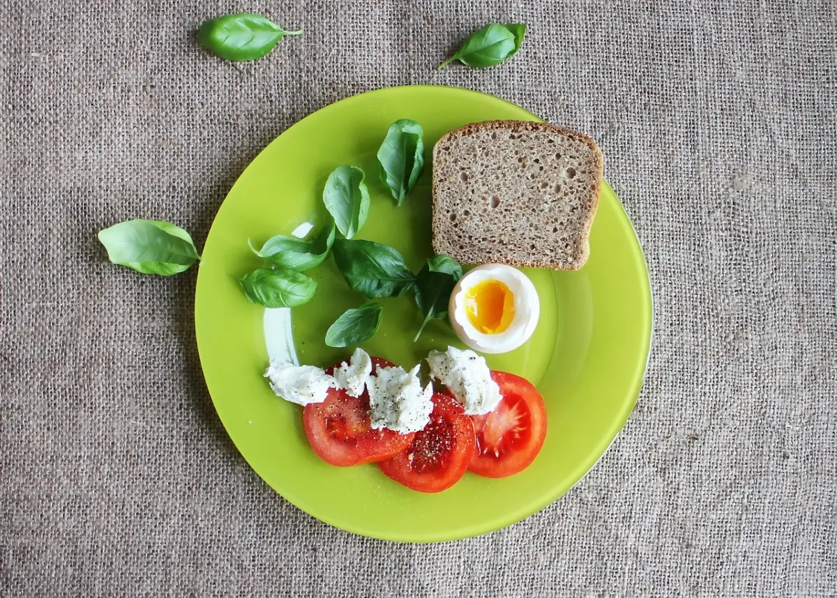 La colazione “leggera” che rallenta il metabolismo in estate La colazione “leggera” che rallenta il metabolismo in estate