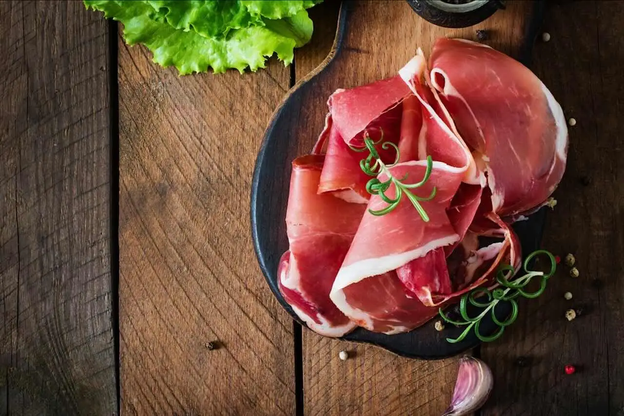 Da dove proviene la bresaola? La risposta lascia senza parole Da dove proviene la bresaola? La risposta lascia senza parole