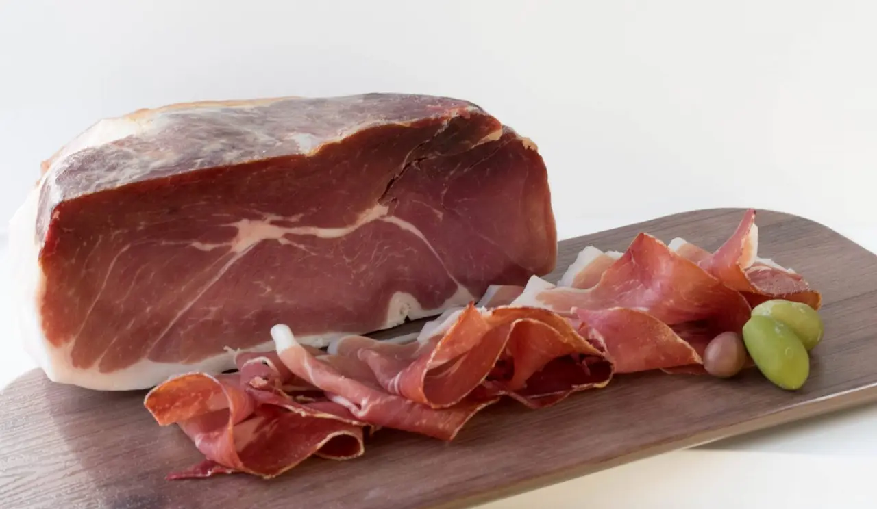 Da dove proviene la bresaola? La risposta lascia senza parole Da dove proviene la bresaola? La risposta lascia senza parole