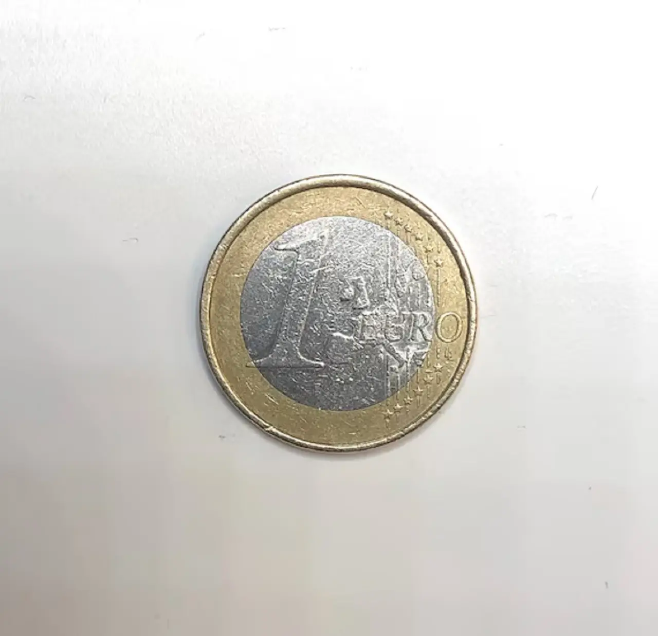 Moneta da 1 euro con questo simbolo: se ce l’hai in casa vale una fortuna Moneta da 1 euro con questo simbolo: se ce l’hai in casa vale una fortuna