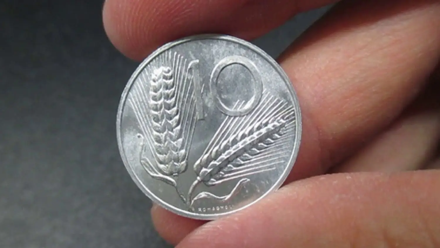 Moneta da 10 lire con spiga: se è del 1954 potrebbe valere migliaia di euro Moneta da 10 lire con spiga: se è del 1954 potrebbe valere migliaia di euro