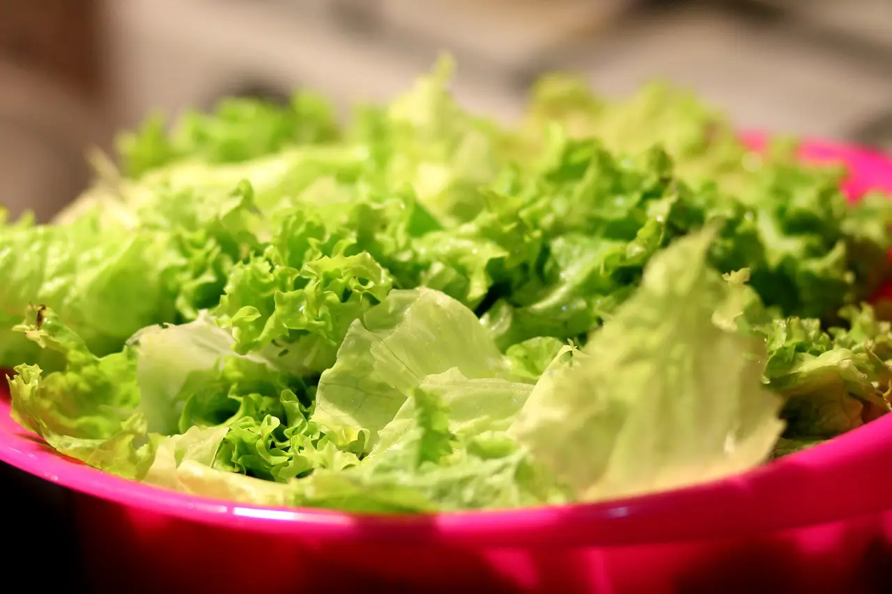 Attenzione a cosa metti nell’insalata: questo ingrediente gonfia la pancia Attenzione a cosa metti nell’insalata: questo ingrediente gonfia la pancia