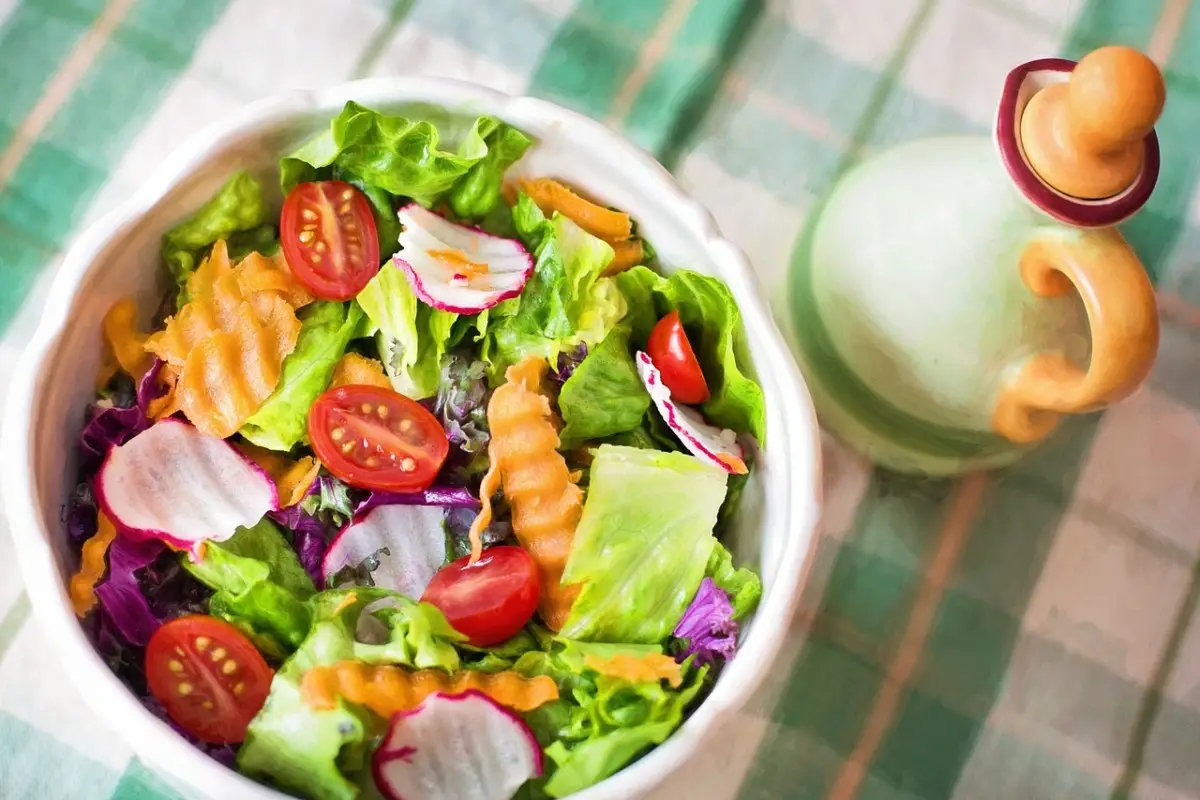 Attenzione a cosa metti nell’insalata: questo ingrediente gonfia la pancia Attenzione a cosa metti nell’insalata: questo ingrediente gonfia la pancia