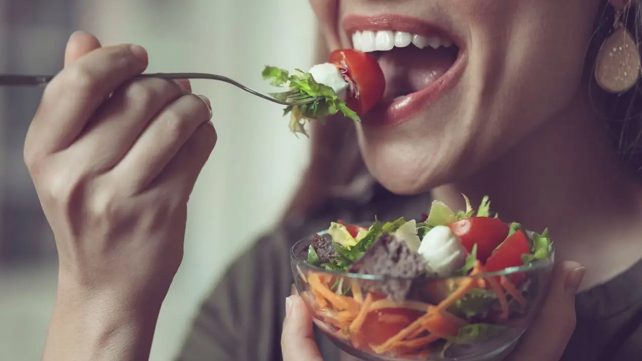 Gonfiore addominale dopo l’insalata? Ecco qual è l’errore più comune Gonfiore addominale dopo l’insalata? Ecco qual è l’errore più comune