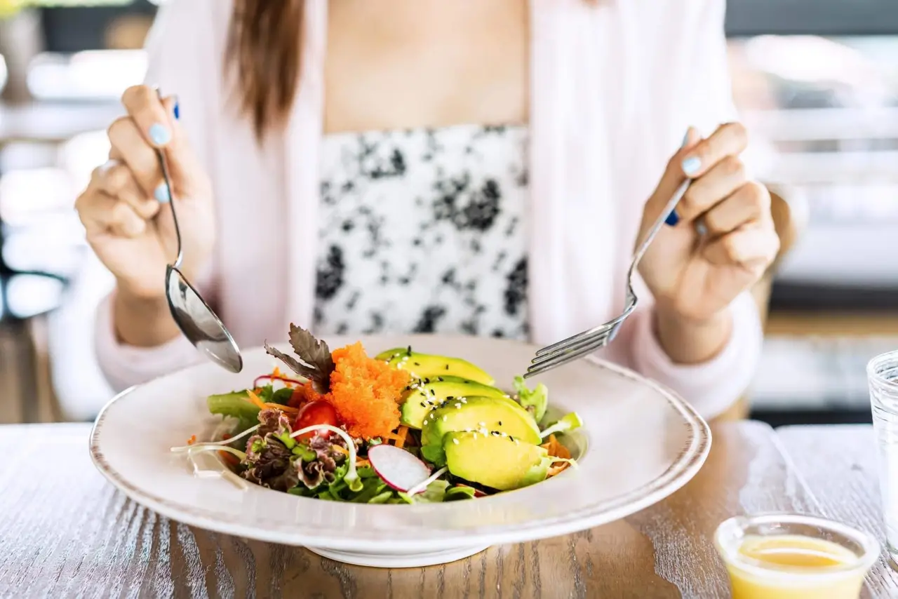 Gonfiore addominale dopo l’insalata? Ecco qual è l’errore più comune Gonfiore addominale dopo l’insalata? Ecco qual è l’errore più comune