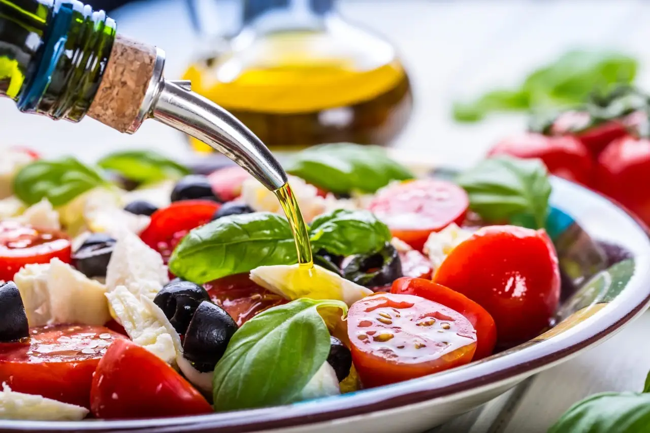Come condire l’insalata senza gonfiare la pancia: il consiglio dei nutrizionisti Come condire l’insalata senza gonfiare la pancia: il consiglio dei nutrizionisti