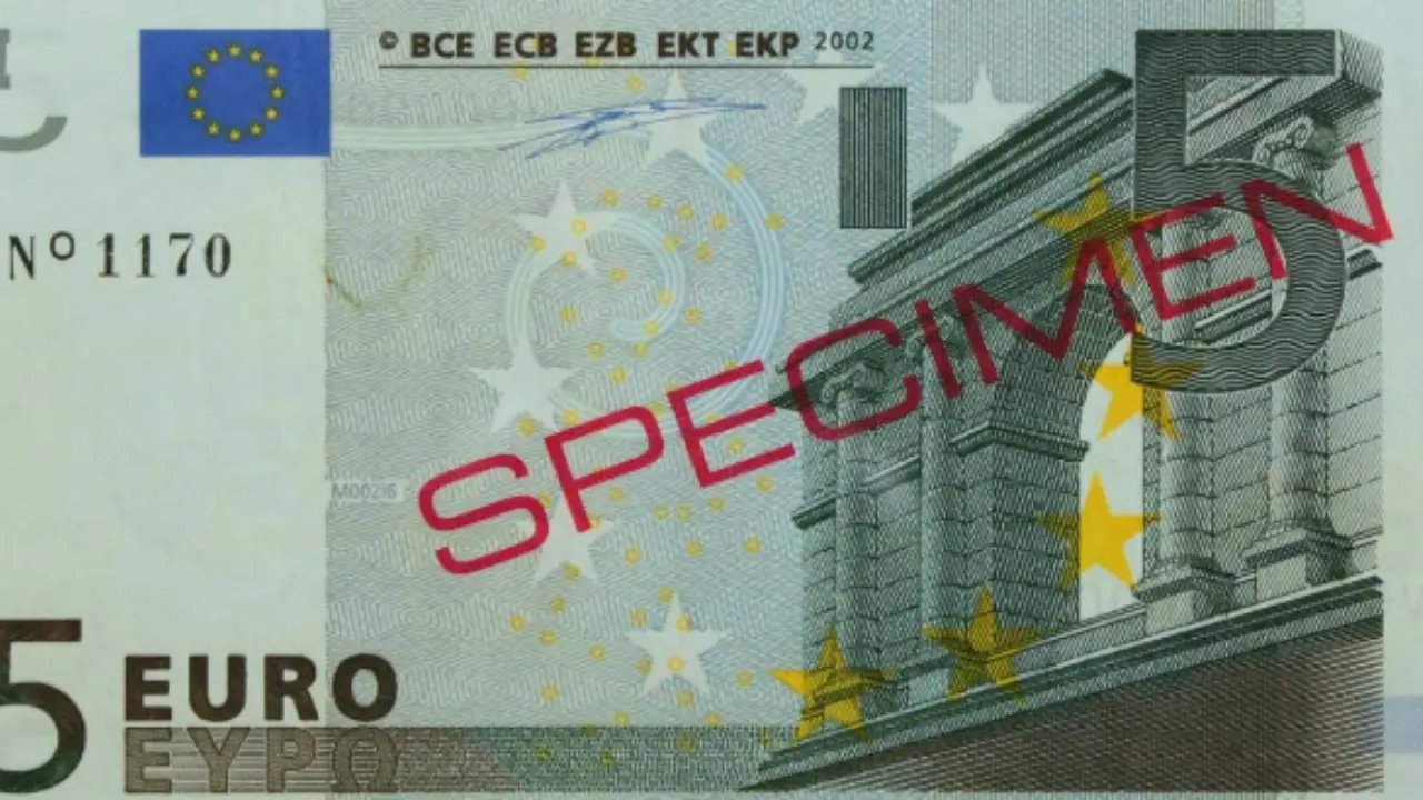 Banconote da 5 e 10 euro con segni particolari: ecco cosa controllare subito Banconote da 5 e 10 euro con segni particolari: ecco cosa controllare subito