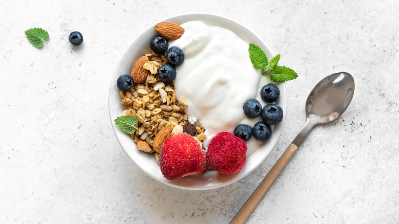 Yogurt a colazione: fa bene o gonfia la pancia? Ecco cosa dice un nutrizionista Yogurt a colazione: fa bene o gonfia la pancia? Ecco cosa dice un nutrizionista