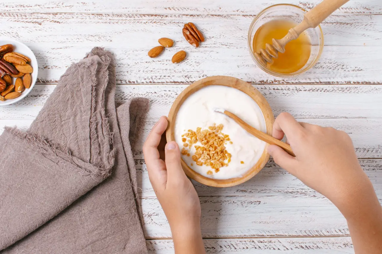 Yogurt a colazione: fa bene o gonfia la pancia? Ecco cosa dice un nutrizionista Yogurt a colazione: fa bene o gonfia la pancia? Ecco cosa dice un nutrizionista