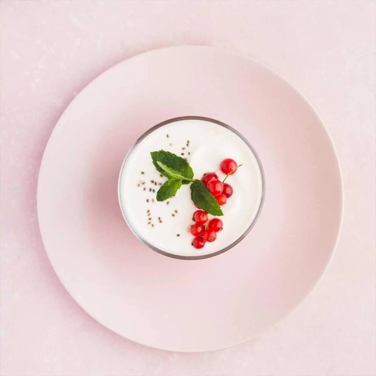 Yogurt a colazione: fa bene o gonfia la pancia? Ecco cosa dice un nutrizionista Yogurt a colazione: fa bene o gonfia la pancia? Ecco cosa dice un nutrizionista
