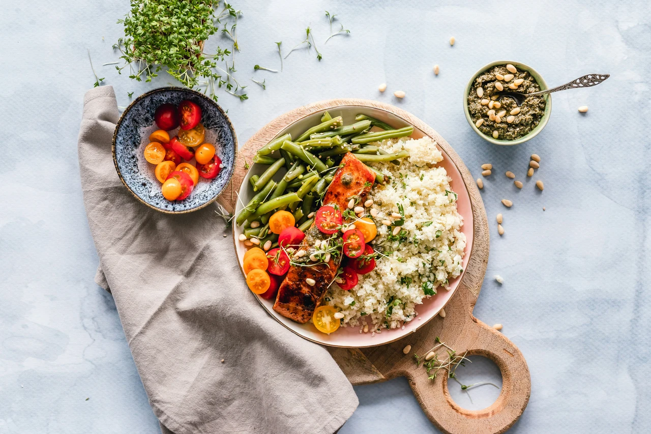 Cosa mangiare a pranzo per evitare gonfiore e pesantezza: la combinazione giusta Cosa mangiare a pranzo per evitare gonfiore e pesantezza: la combinazione giusta