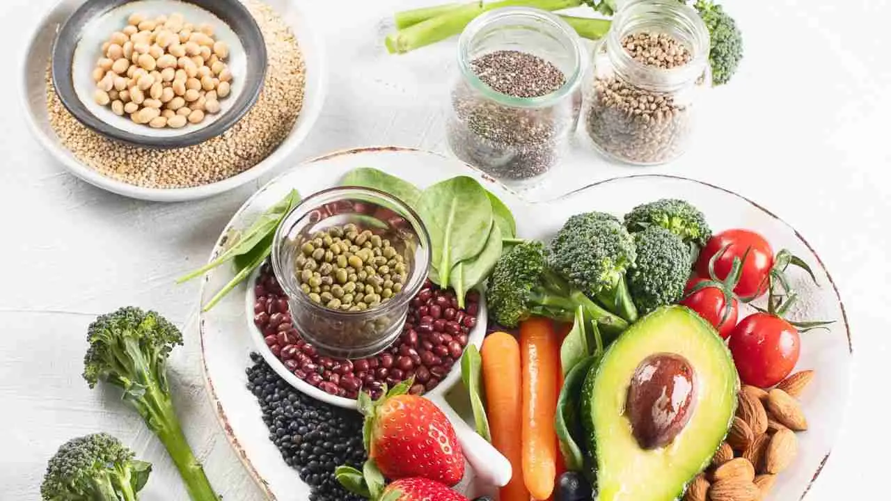 Cosa mangiare a pranzo per evitare gonfiore e pesantezza: la combinazione giusta Cosa mangiare a pranzo per evitare gonfiore e pesantezza: la combinazione giusta
