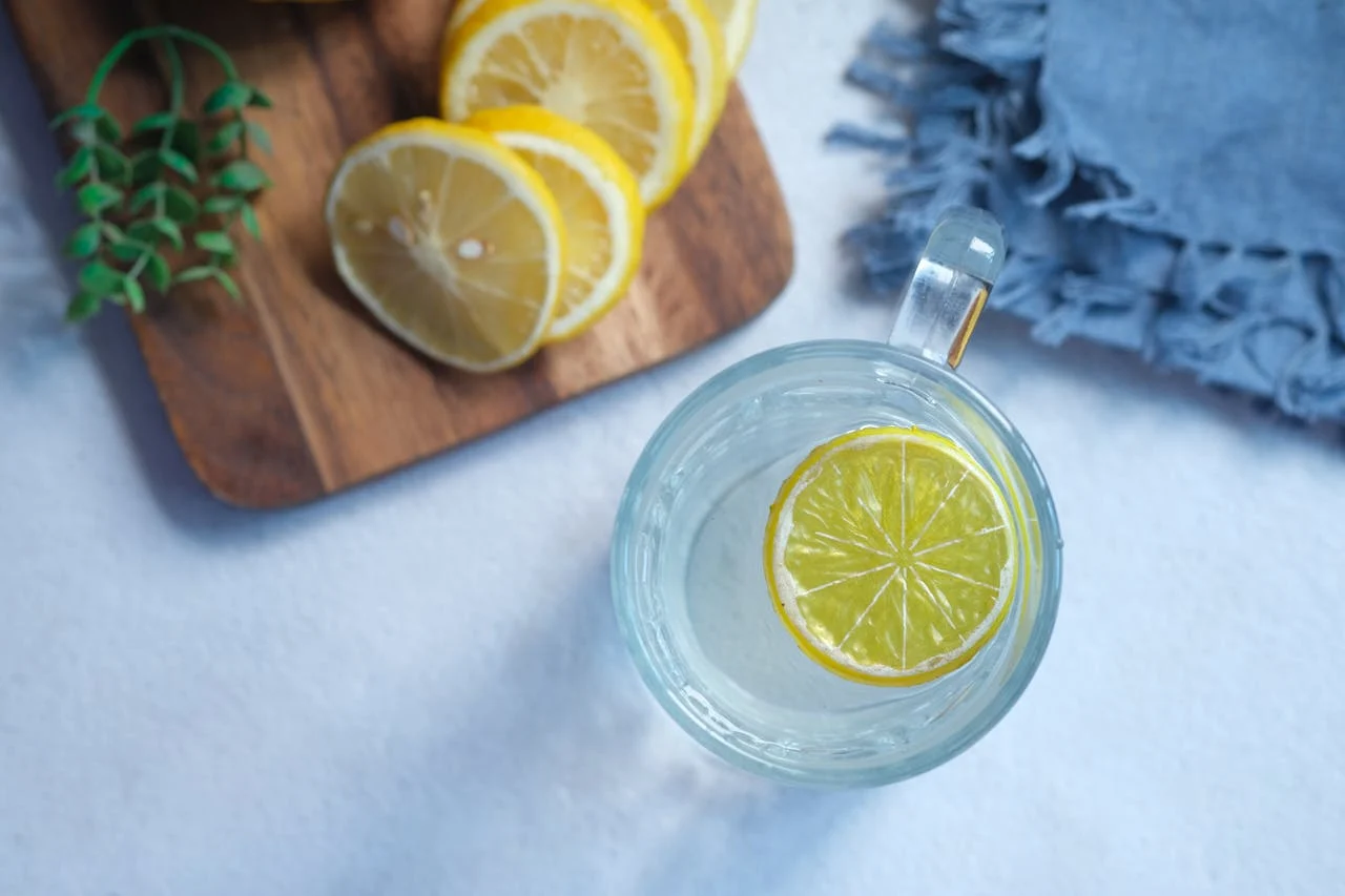 Acqua e limone al mattino: vero rimedio sgonfia-pancia o solo una moda? Acqua e limone al mattino: vero rimedio sgonfia-pancia o solo una moda?