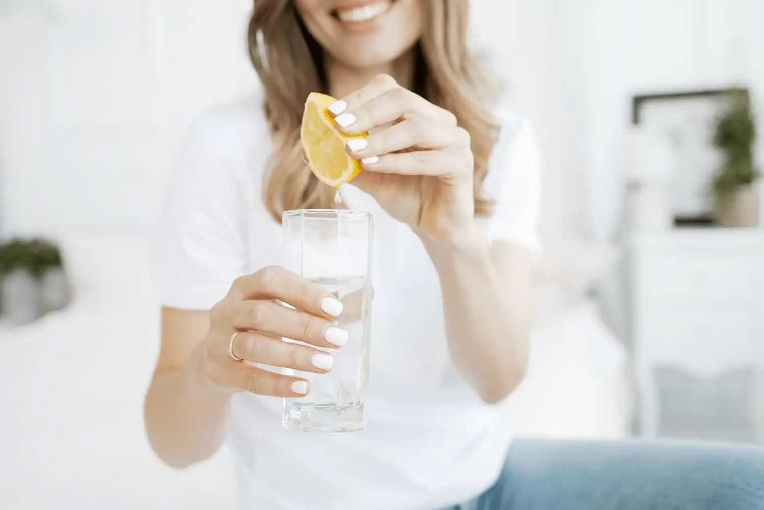 Acqua e limone al mattino: vero rimedio sgonfia-pancia o solo una moda? Acqua e limone al mattino: vero rimedio sgonfia-pancia o solo una moda?