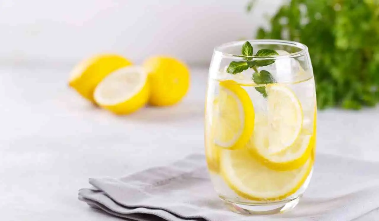 Acqua e limone al mattino: vero rimedio sgonfia-pancia o solo una moda? Acqua e limone al mattino: vero rimedio sgonfia-pancia o solo una moda?