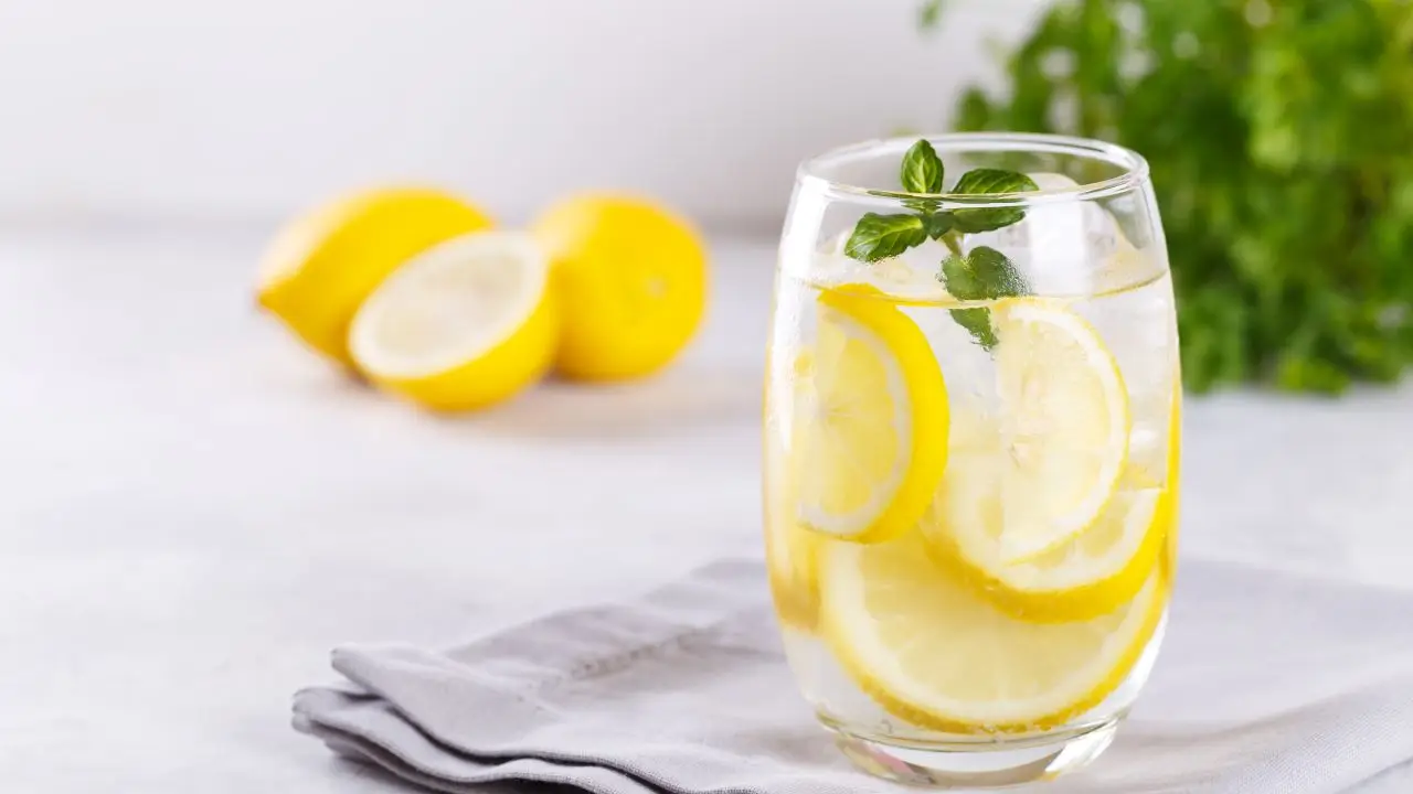 Acqua e limone al mattino: vero rimedio sgonfia-pancia o solo una moda? Acqua e limone al mattino: vero rimedio sgonfia-pancia o solo una moda?