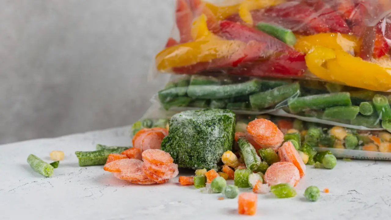Sacchetti d’insalata e umidità in frigo: ecco quale elemento interviene sulla freschezza Sacchetti d’insalata e umidità in frigo: ecco quale elemento interviene sulla freschezza