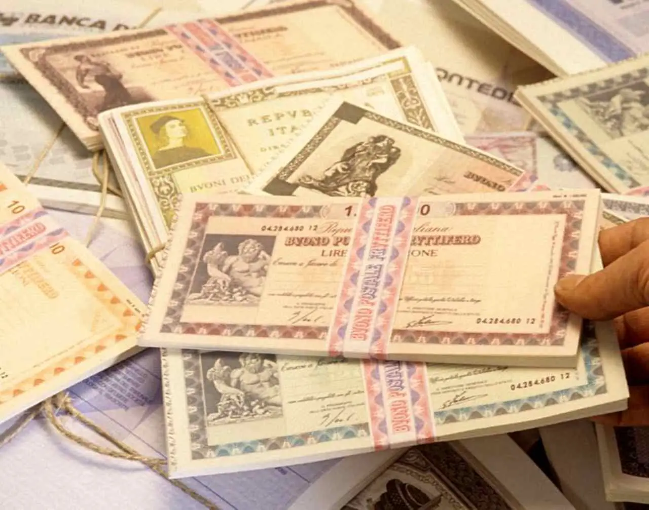 Vecchie lire dimenticate nei cassetti: controlla i dettagli che possono valere oro Vecchie lire dimenticate nei cassetti: controlla i dettagli che possono valere oro