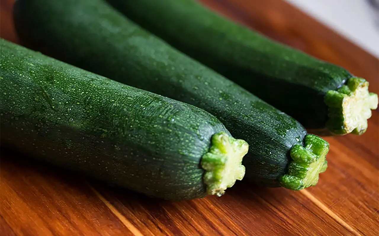Zucchine crude in frigorifero: l’errore che può compromettere la loro conservazione Zucchine crude in frigorifero: l’errore che può compromettere la loro conservazione