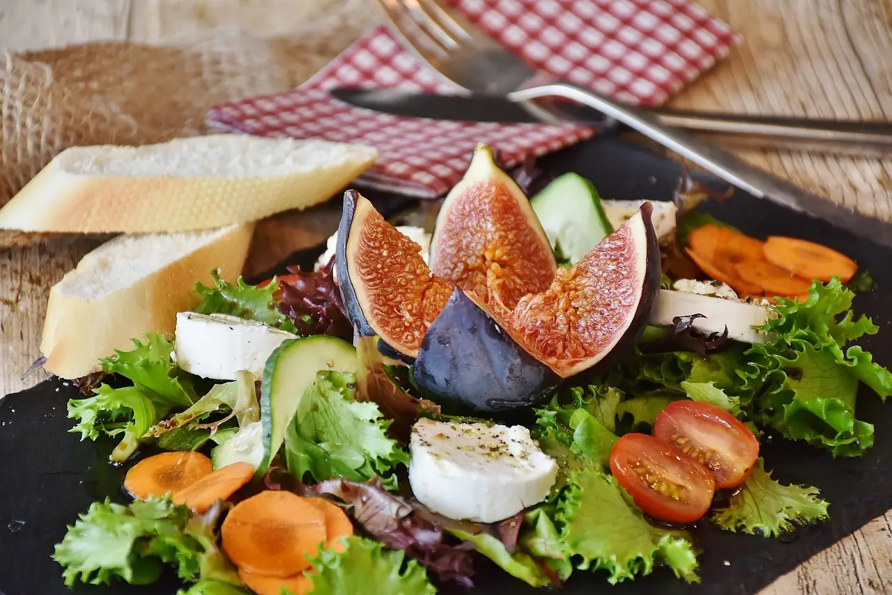 Insalata di anguria e feta: il segreto degli chef per affrontare l’afa senza sentirsi appesantiti Insalata di anguria e feta: il segreto degli chef per affrontare l’afa senza sentirsi appesantiti
