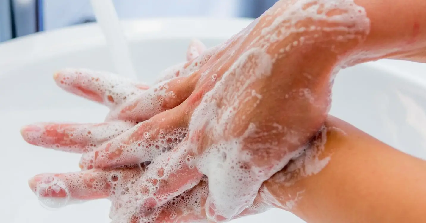 Attenzione: un gesto comune in bagno può aumentare il rischio di piccoli fastidi estivi Attenzione: un gesto comune in bagno può aumentare il rischio di piccoli fastidi estivi