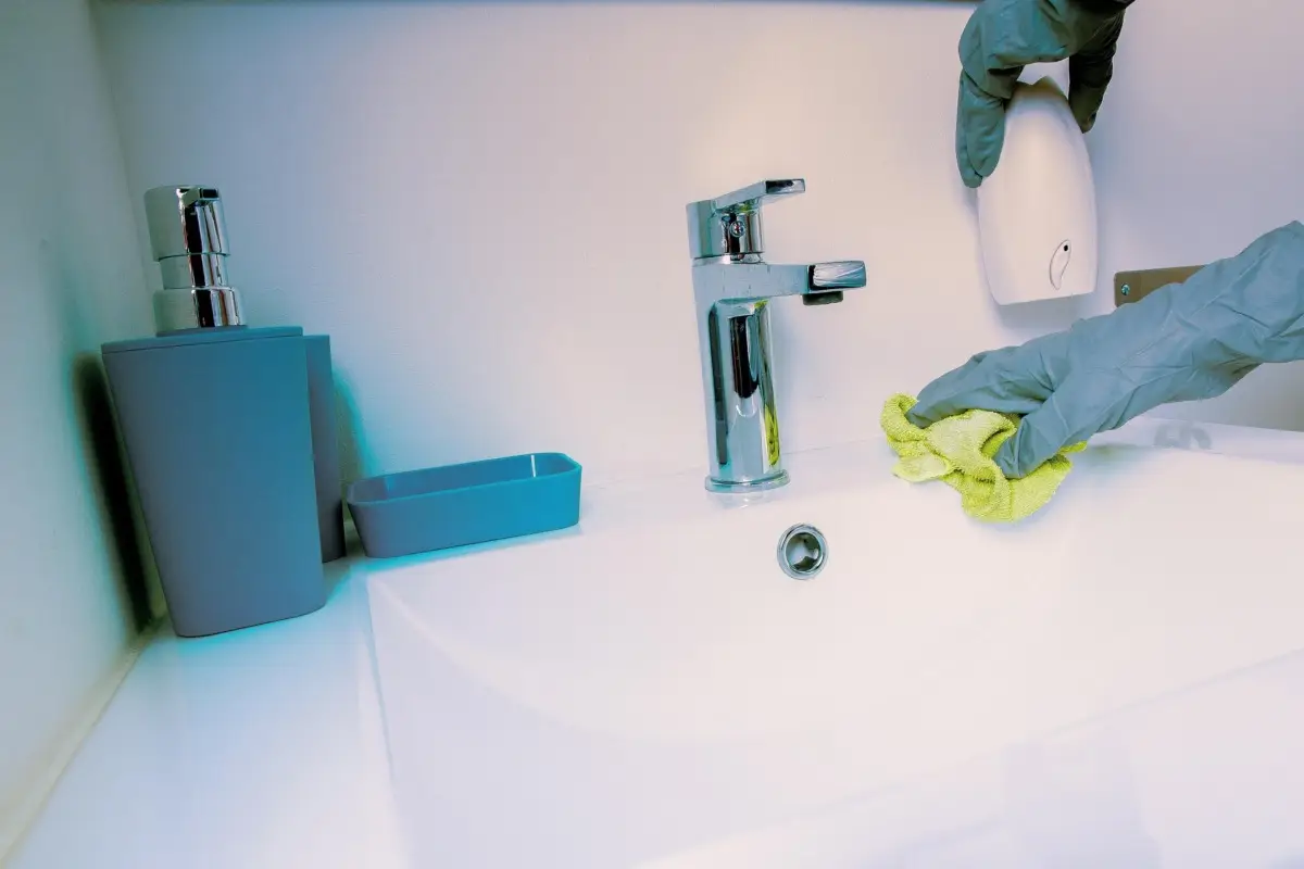 Attenzione: un gesto comune in bagno può aumentare il rischio di piccoli fastidi estivi Attenzione: un gesto comune in bagno può aumentare il rischio di piccoli fastidi estivi