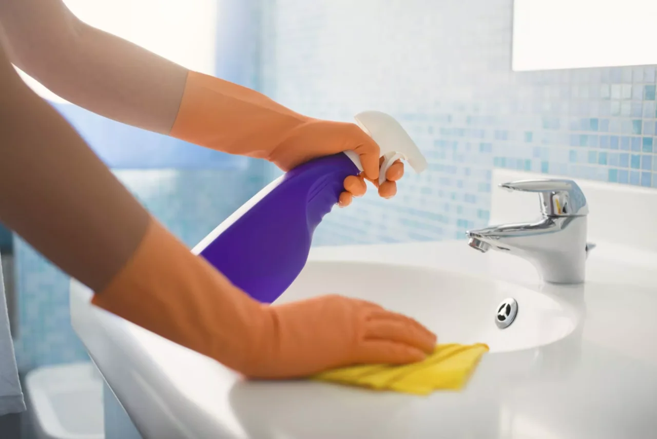Attenzione: un gesto comune in bagno può aumentare il rischio di piccoli fastidi estivi Attenzione: un gesto comune in bagno può aumentare il rischio di piccoli fastidi estivi