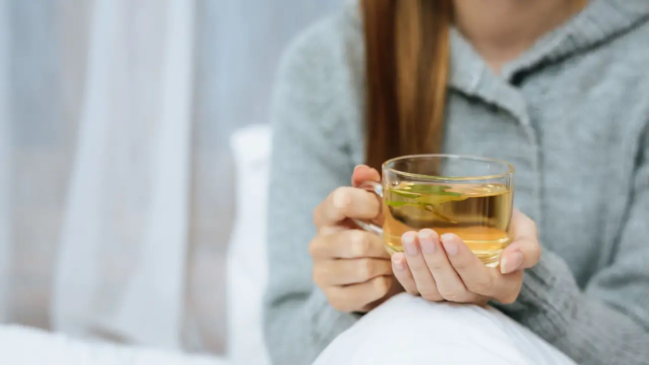 Bevi spesso tisane prima di dormire? Scopri a quali sintomi prestare attenzione Bevi spesso tisane prima di dormire? Scopri a quali sintomi prestare attenzione