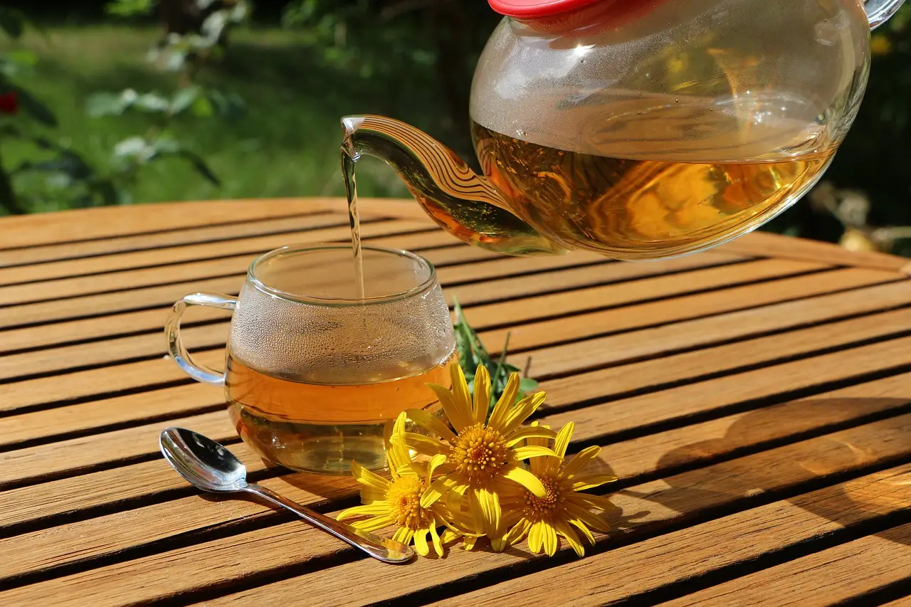 Bevande naturali: l'infuso estivo che riduce il colesterolo in modo efficace Bevande naturali: l'infuso estivo che riduce il colesterolo in modo efficace